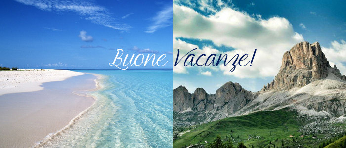 Un'immagine divisa in due, con la scritta "Buone Vacanze!" centrata in alto e, sulla metà di sinistra, un'immagine del mare mentre sulla metà di destra un'immagine della montagna