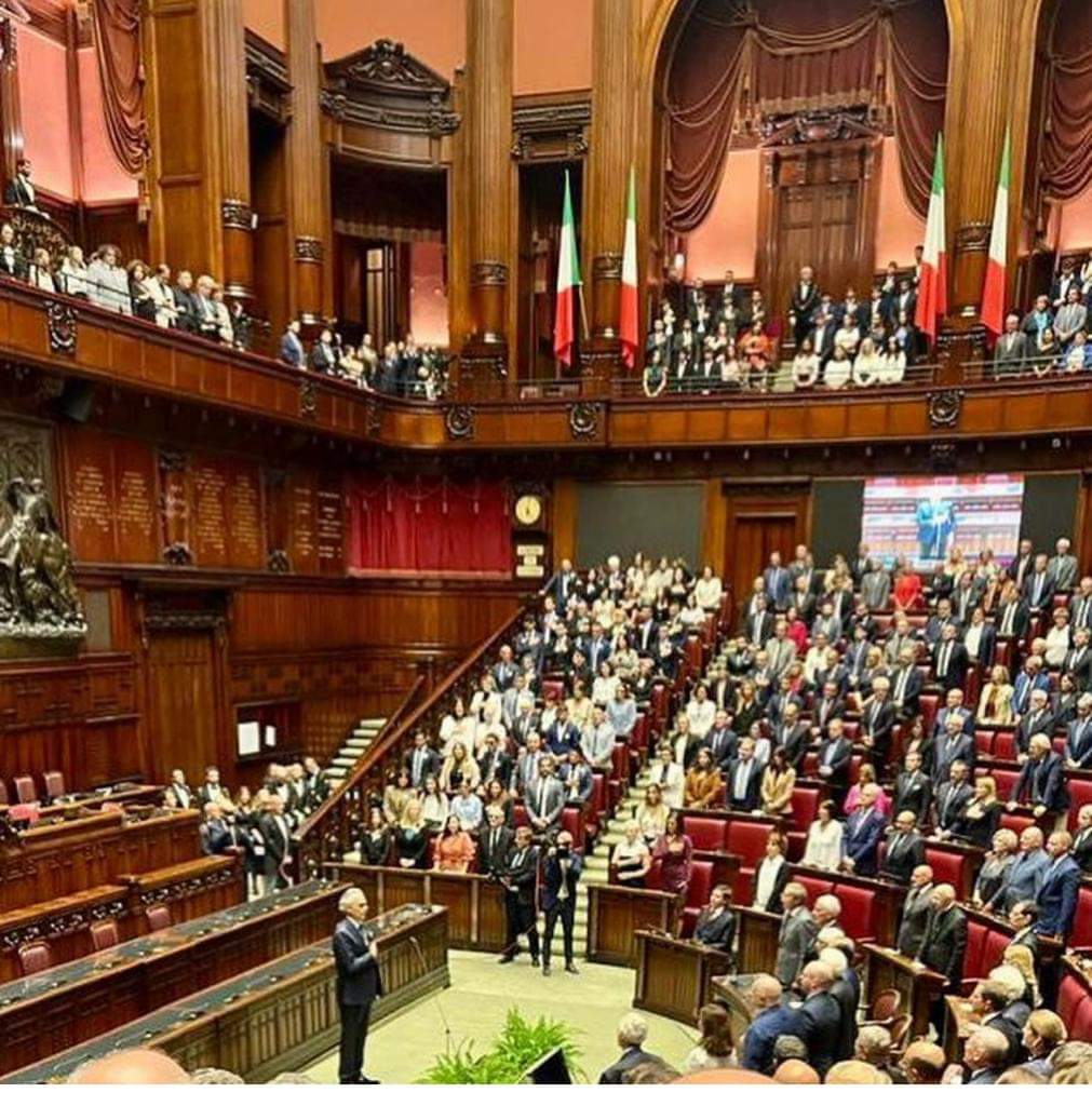 La Camera dei Deputati gremita in ogni ordine di posti per l'importante evento.