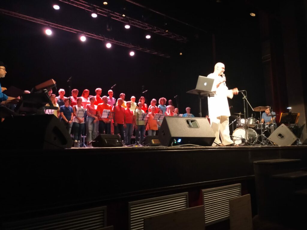 In una delle pause tra un brano e l'altro, il Direttore Alessandro Pozzetto intrattiene il pubblico con racconti sul Gospel, sulle emozioni, sulla vita.
