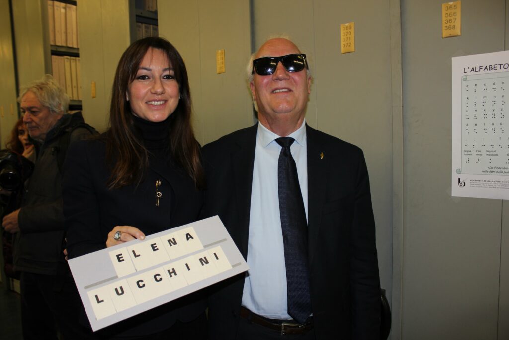 La Biblioteca ha donato all'Assessore e al Sindaco una piccola targa con i rispettivi nomi scritti in nero e in Braille.