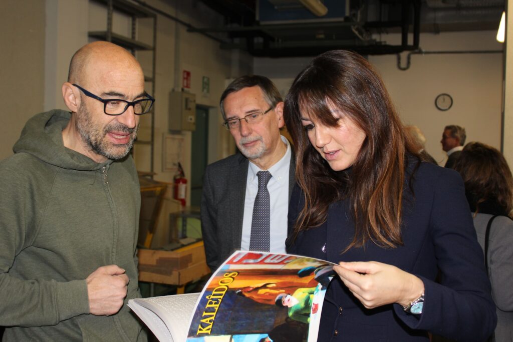 L'Assessore e il Sindaco sfogliano una delle 13 riviste stampate quotidianamente dalla Biblioteca