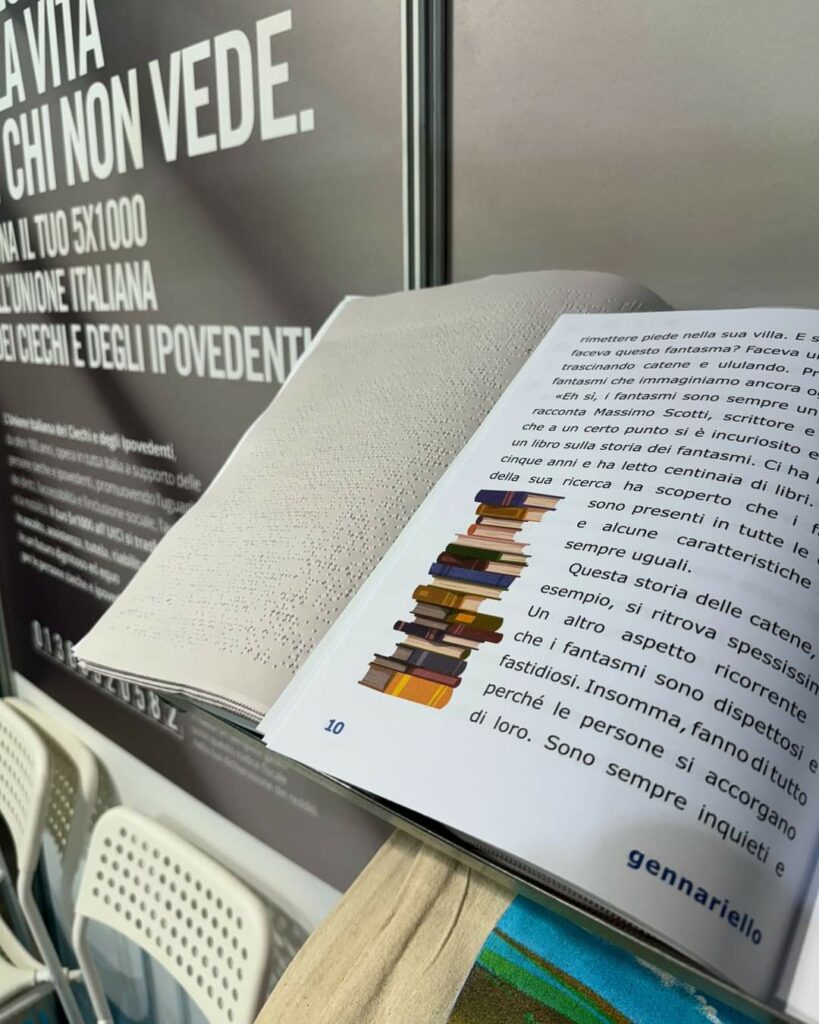 Un libro in Braille e il corrispondente testo a caratteri ingranditi