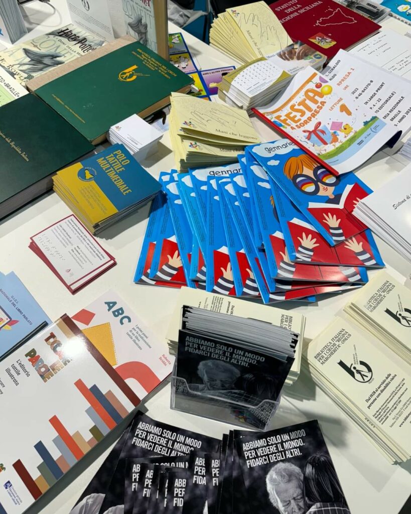Una panoramica di libri, riviste, opuscoli, brochure a disposizione dei visitatori