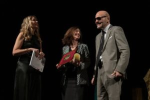 Il Presidente della UICI Mario Barbuto premia l'Amministratrice Delegata della Swissport