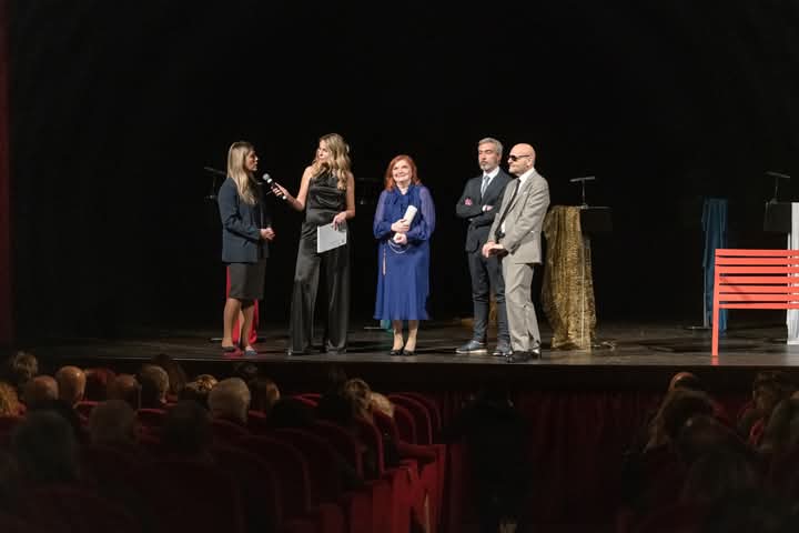 Una foto di gruppo sul palco effettuata nel corso della serata