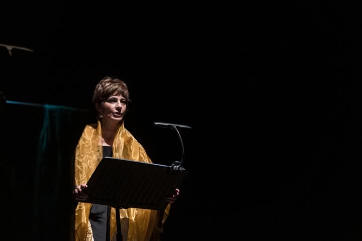 L'attrice Laura Morante si esibisce nello spettacolo "Notte di Sfolgorante Tenebra".
