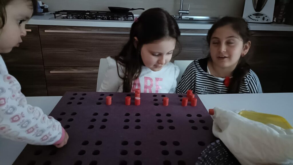 Un metodo alternativo per conoscere il Braille: gli slot all'interno dei quali riportare i puntini sono sostituiti da piccoli fori e punteruoli all'interno dei quali allocarli.