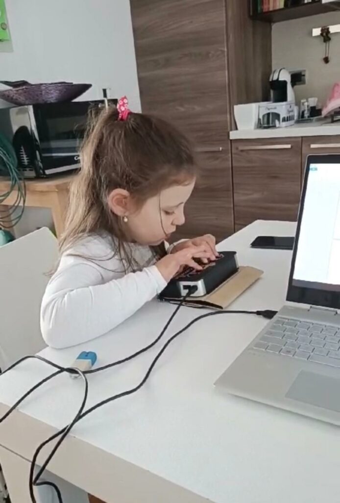 La piccola Asia alle prese con la dattilobraille!