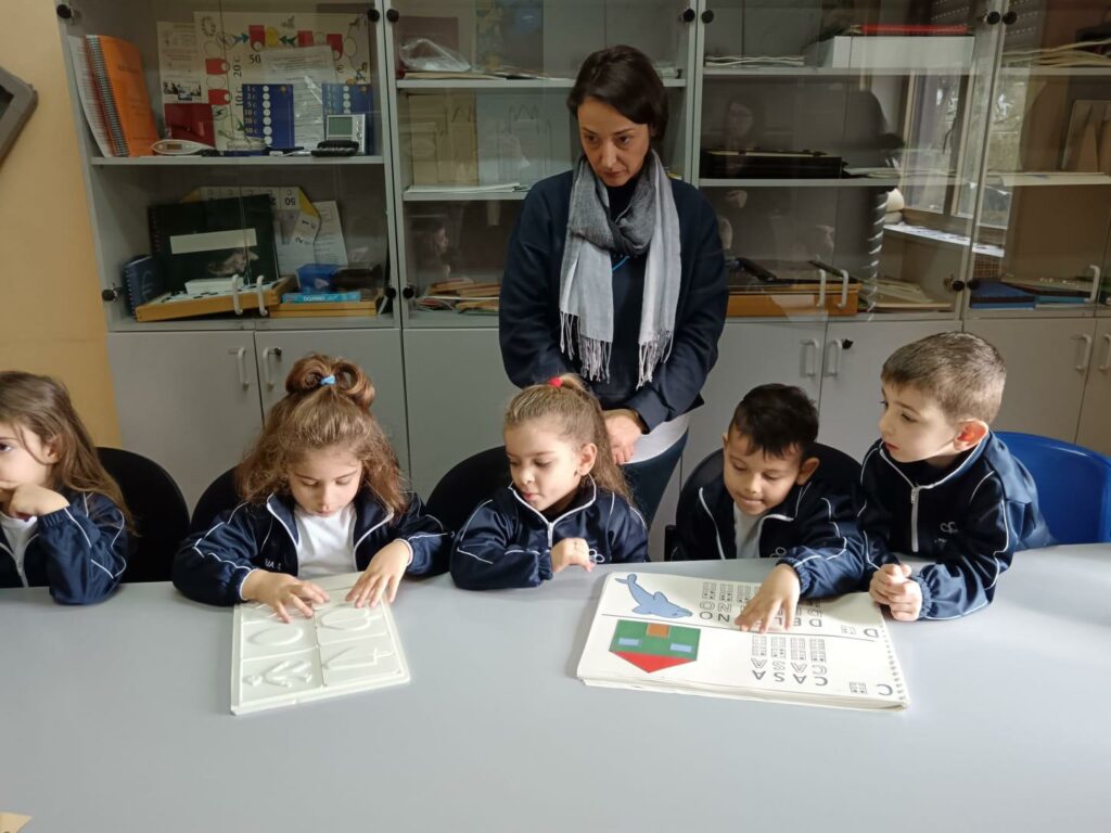 I bambini della Scuola dell'infanzia apprendono il Braille