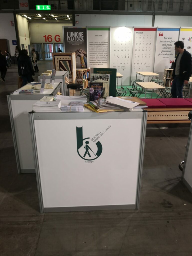 Lo stand della Biblioteca al Padiglione 16.