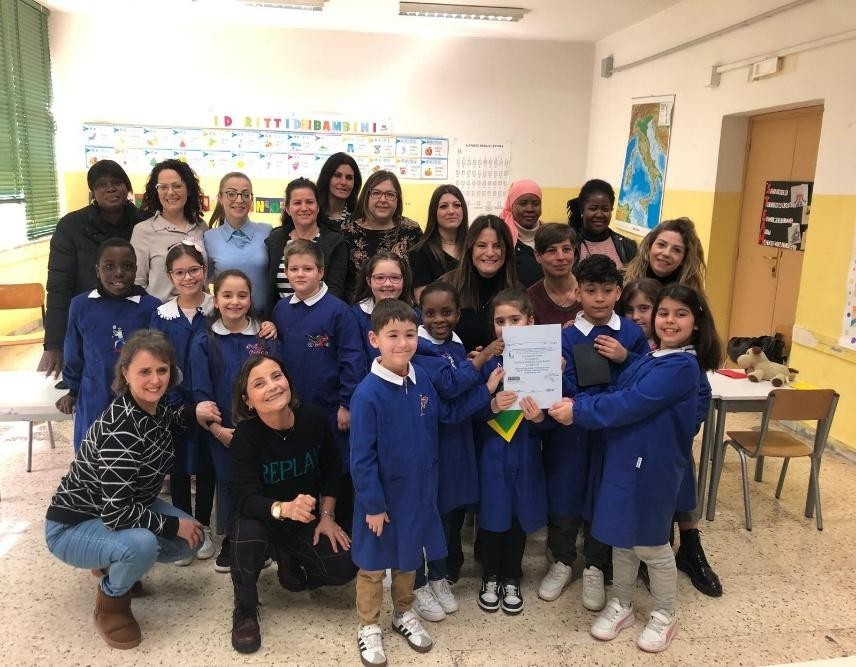 Una foto collettiva che ritrae l'intera classe di bambini con le insegnanti.