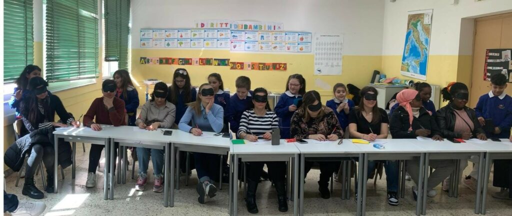 La classe è bendata alle prese con l'apprendimento del Braille