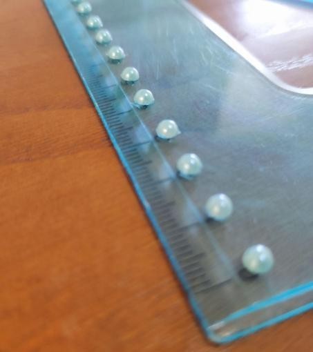 La distanza tra centimetri sul righello è segnalata da sfere in rilievo in corrispondenza di ciascun centimetro.