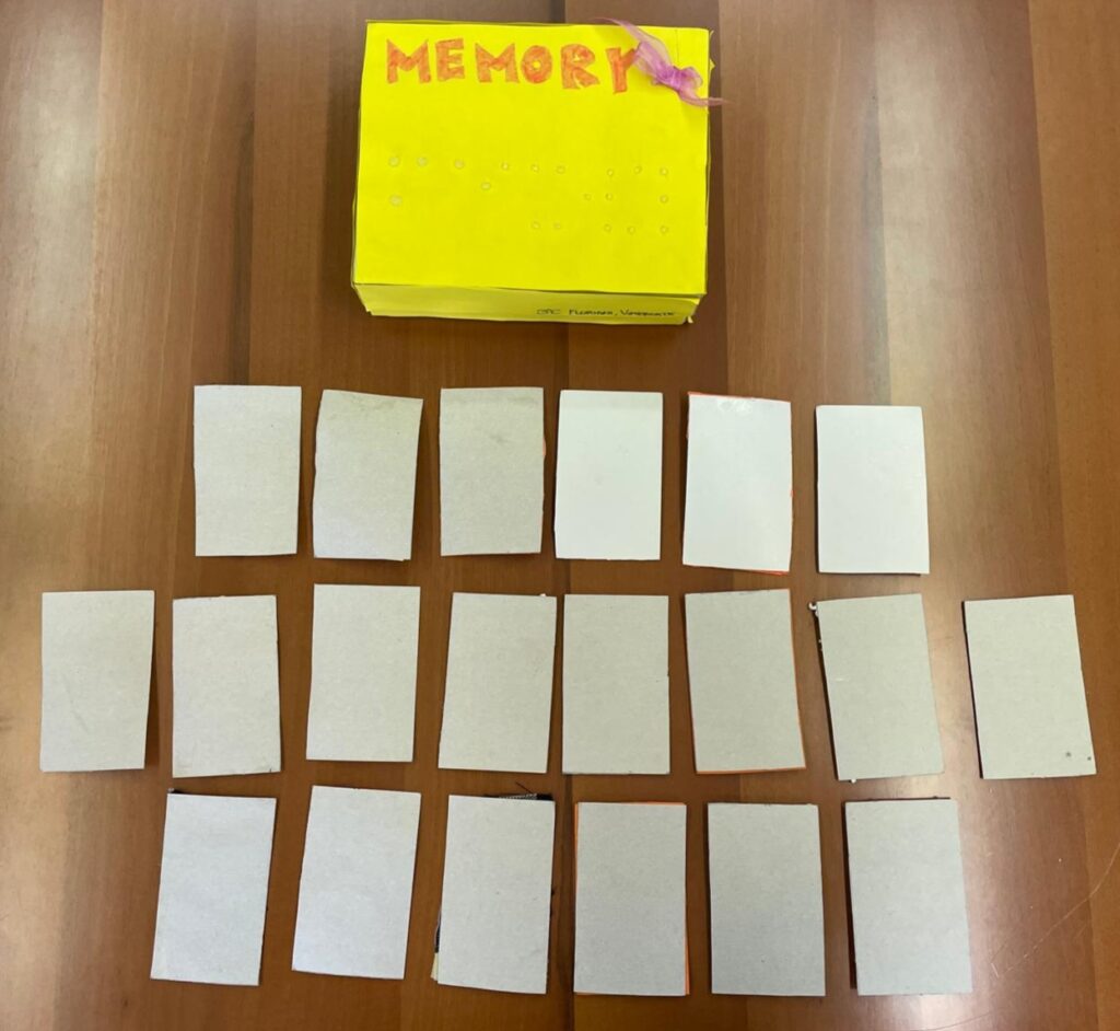 Immagine del Gioco Memory presentato dalla classe 3^C dell'Istituto Floriani di Vimercate: le carte da gioco sono rivolte verso il basso.