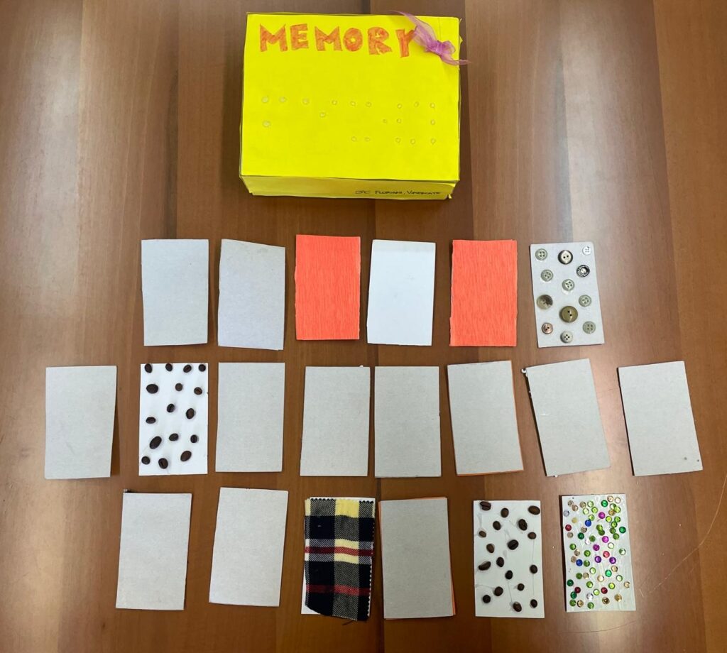 Immagine del Gioco Memory presentato dalla classe 3^C dell'Istituto Floriani di Vimercate: alcune carte da gioco sono rivolte verso l'alto.