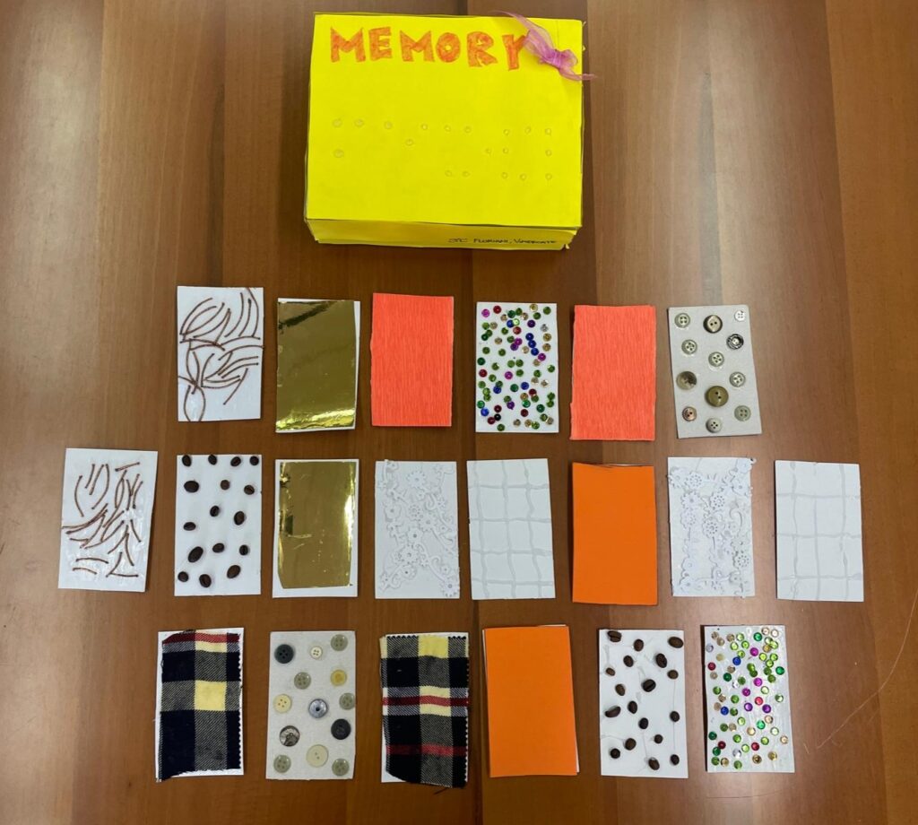 Immagine del Gioco Memory presentato dalla classe 3^C dell'Istituto Floriani di Vimercate: tutte le carte da gioco sono rivolte verso l'alto e visibili.