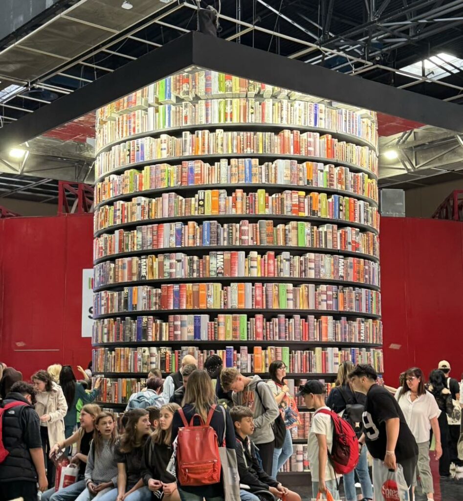 Libreria circolare, simbolo del Salone Internazionale del Libro di Torino