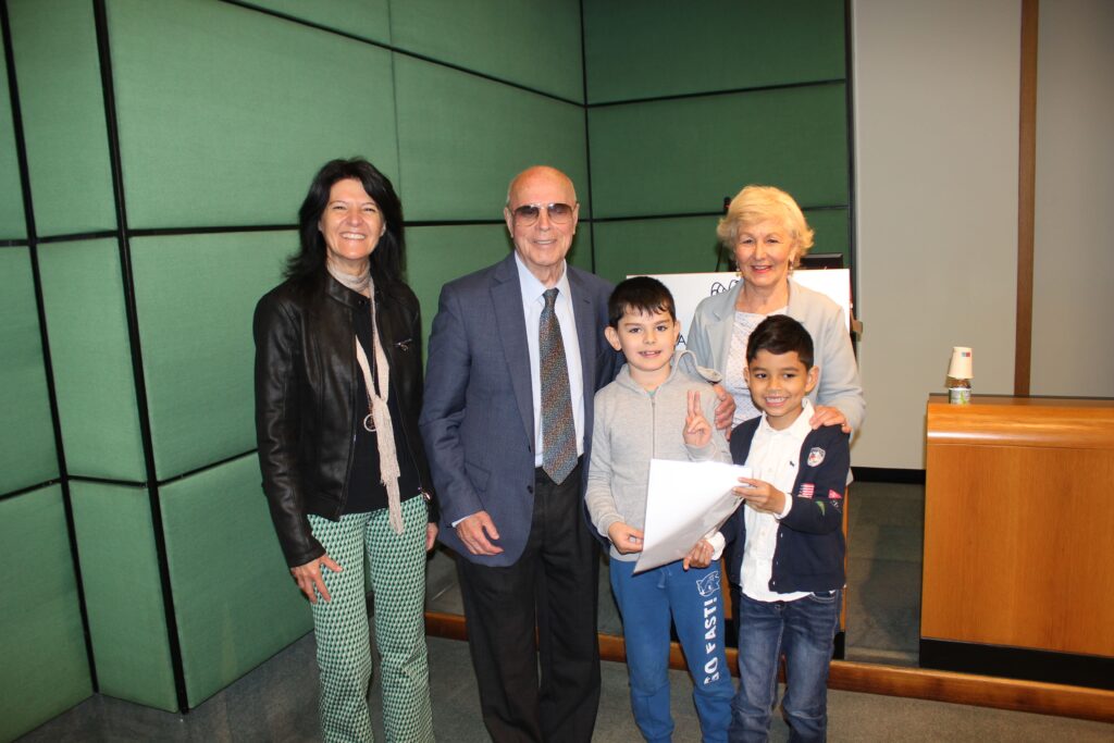 Il Presidente della Biblioteca Pietro Piscitelli consegna il primo premio alla classe 2^B della Scuola Primaria.