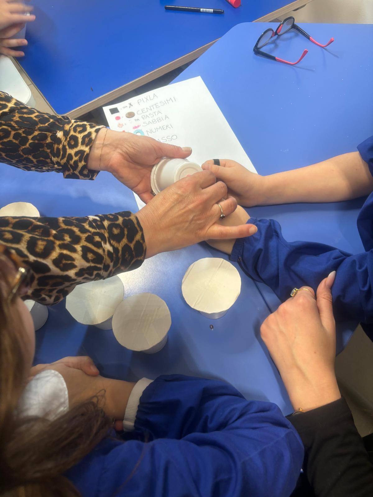 è raffigurata la creazione del Memory sonoro da parte dei bambini. 