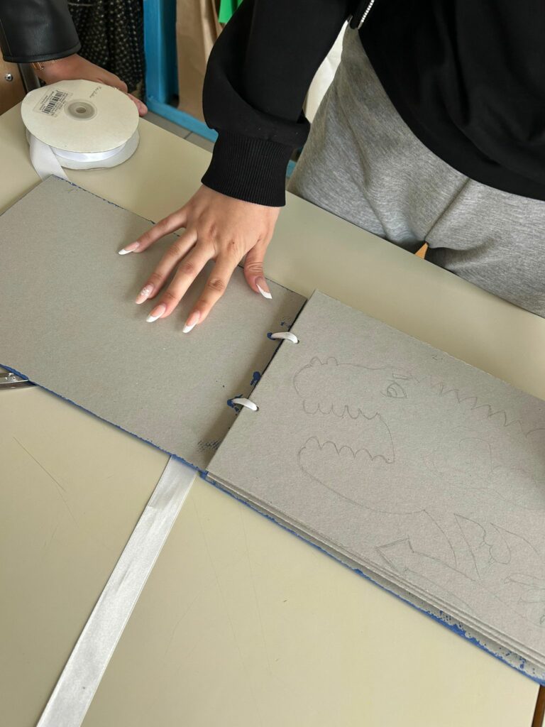 Il processo di costruzione del libro tattile illustrato.