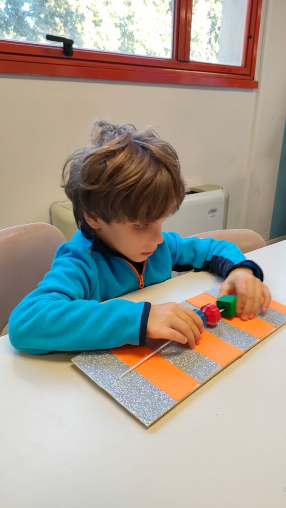 Oscar fa esperienza tattile delle schede operative con oggetti mobili,