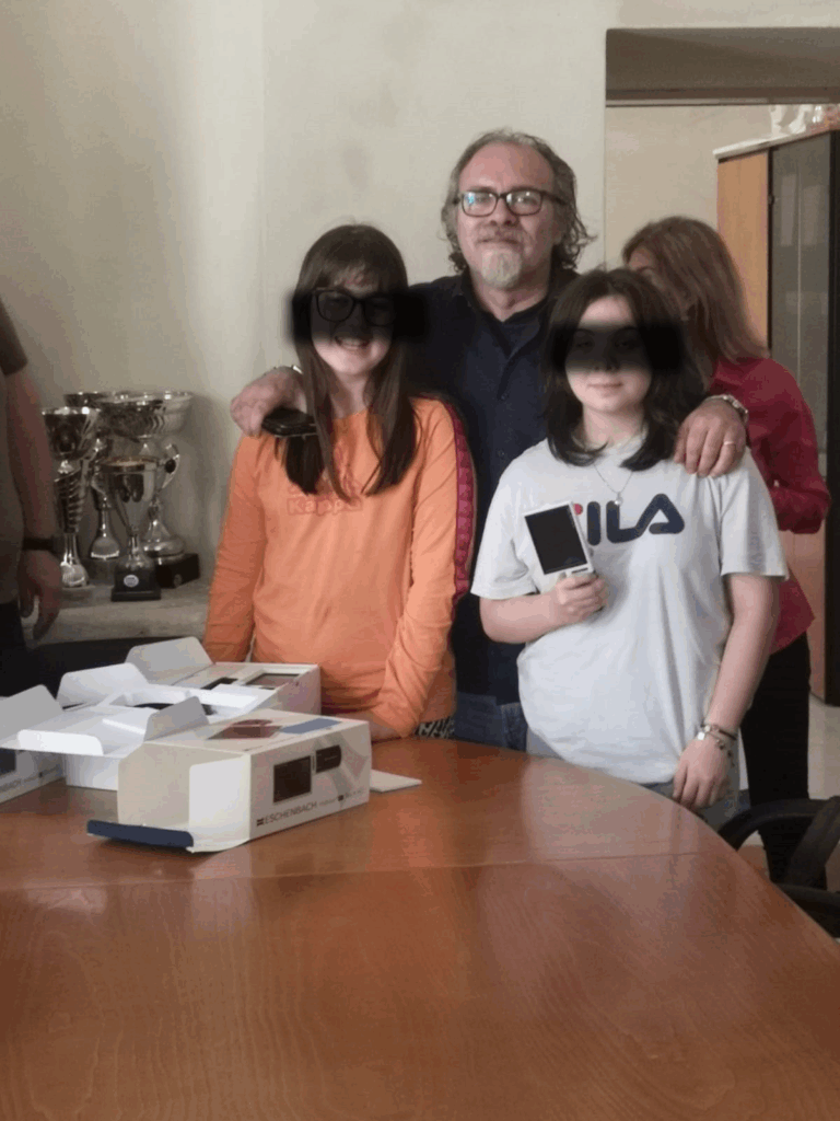 Il Responsabile del Centro di Consulenza Tiflodidattica di Lecce con i ragazzi destinatari dei videoingranditori portatili.