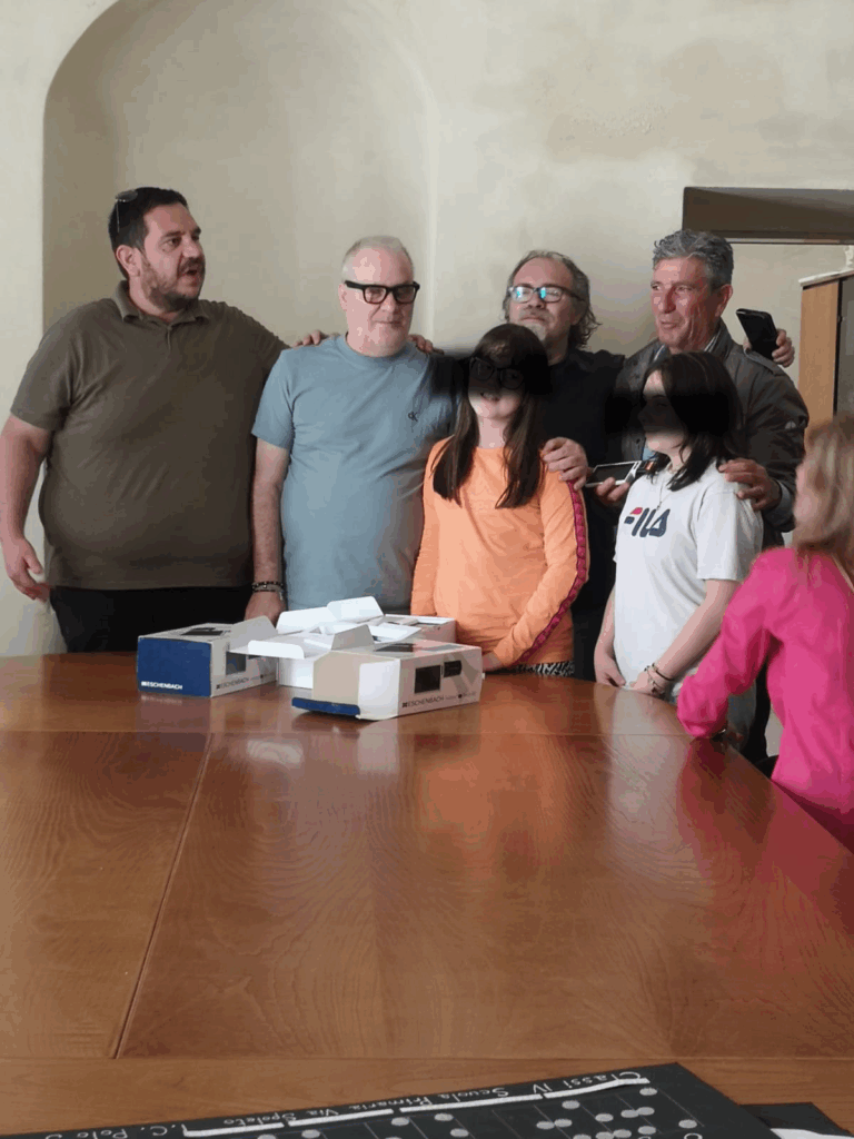 Il Responsabile del Centro di Consulenza Tiflodidattica di Lecce con i ragazzi destinatari dei videoingranditori portatili.